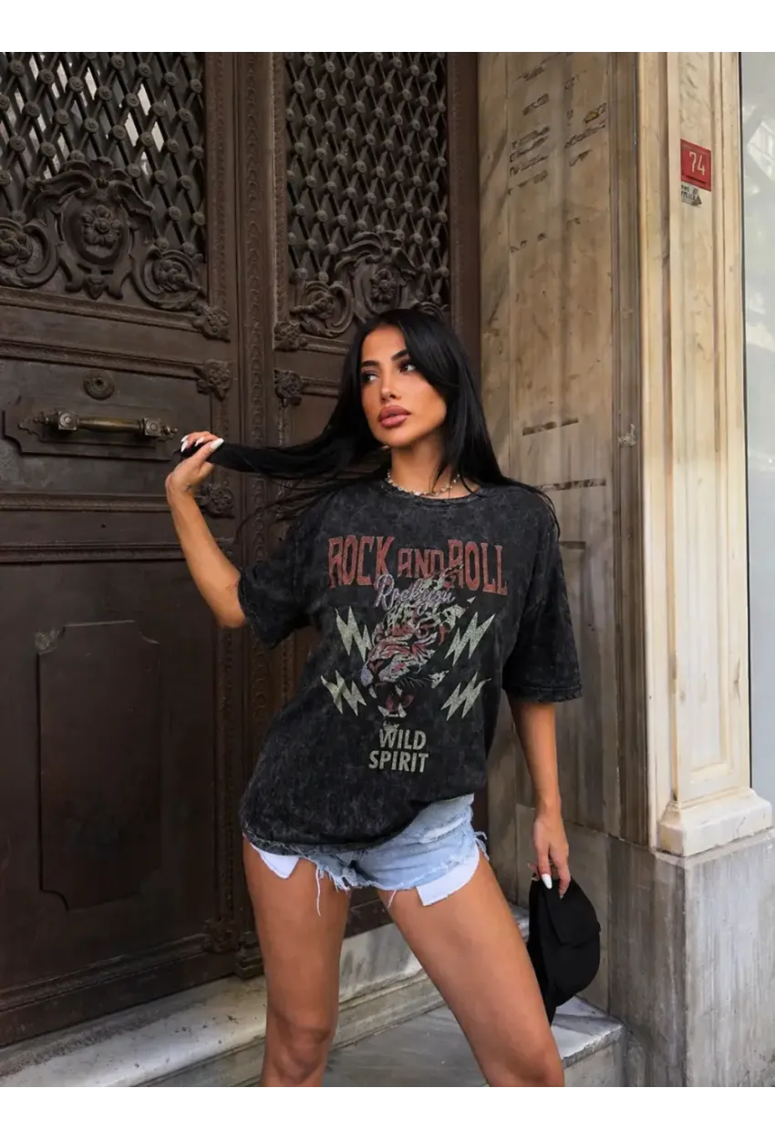 Rock and Roll Yıkamalı Oversize T-Shirt – Wild Spirit Leopar Baskılı Siyah