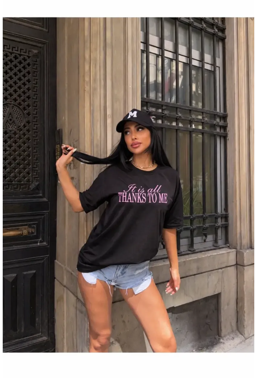 Siyah Baskılı Oversize Penye T-Shirt – “It is all Thanks to Me” Yazılı Modern Tasarım