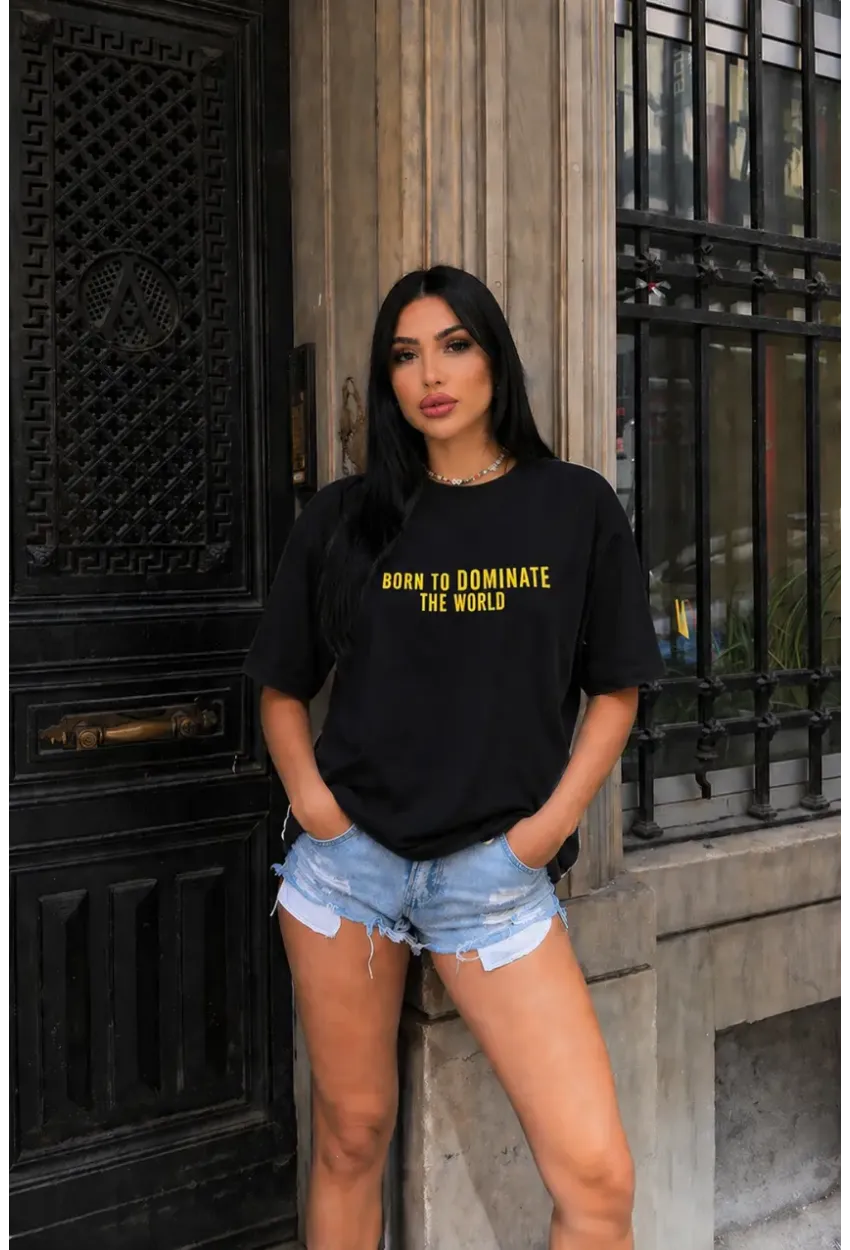 Siyah “Born to Dominate the World” Baskılı Oversize Penye T-Shirt – Modern & Motivasyonel Tasarım