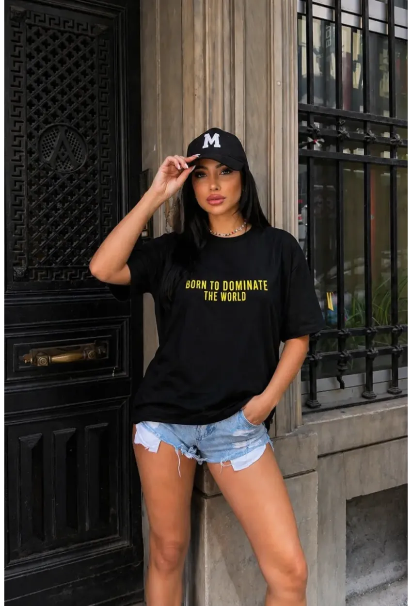 Siyah “Born to Dominate the World” Baskılı Oversize Penye T-Shirt – Modern & Motivasyonel Tasarım