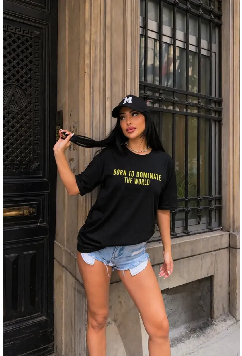 Siyah “Born to Dominate the World” Baskılı Oversize Penye T-Shirt – Modern & Motivasyonel Tasarım