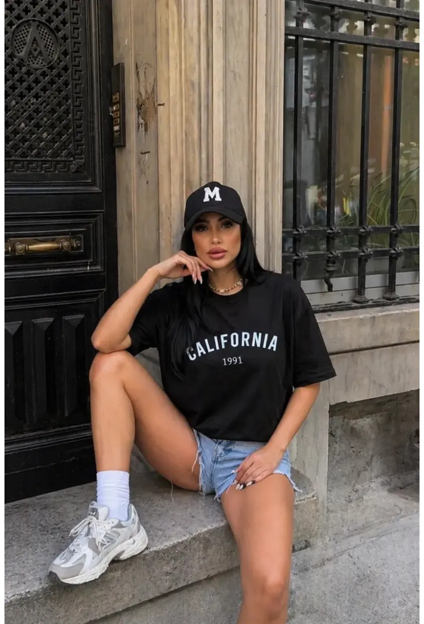 Siyah “California 1991” Yazı Baskılı Oversize Penye T-Shirt – Minimal & Spor Şık Tasarım