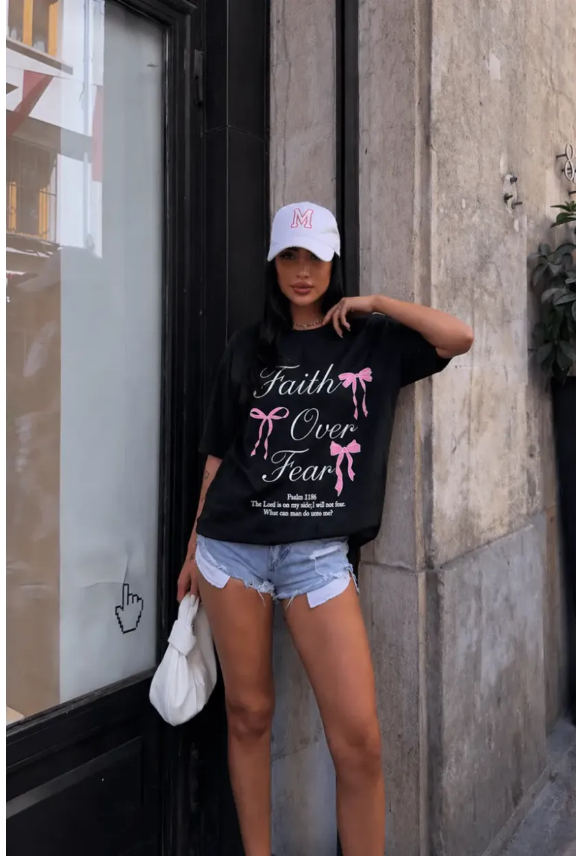 Siyah “Faith Over Fear” Yazılı Fiyonk Baskılı Oversize Penye T-Shirt – Modern & Şık Tasarım
