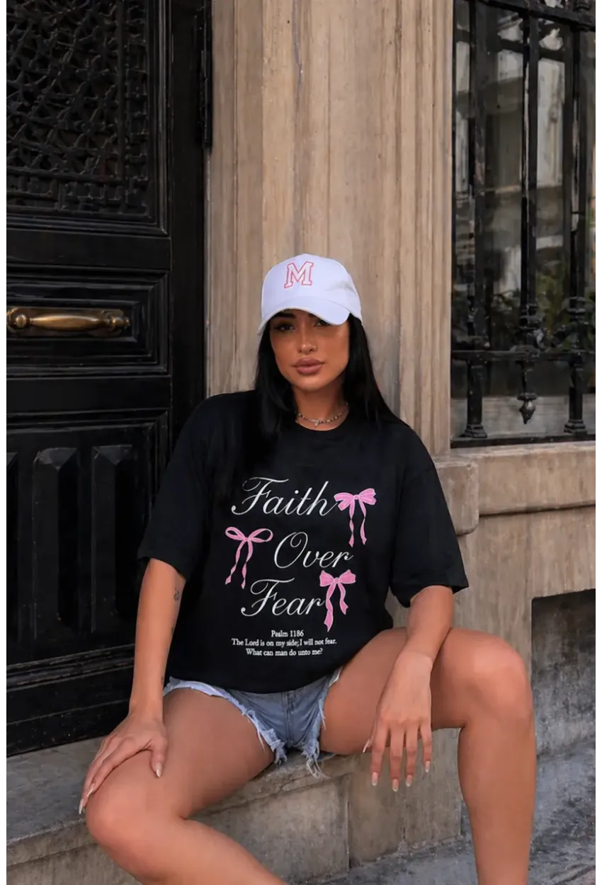 Siyah “Faith Over Fear” Yazılı Fiyonk Baskılı Oversize Penye T-Shirt – Modern & Şık Tasarım