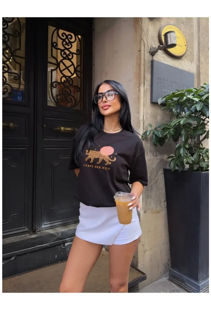 Siyah Kaplan Baskılı Oversize Penye T-Shirt – “Leave Her Wild” Yazılı Modern Tasarım