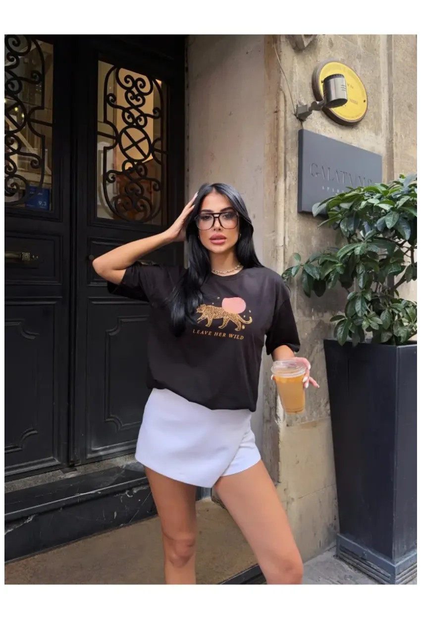 Siyah Kaplan Baskılı Oversize Penye T-Shirt – “Leave Her Wild” Yazılı Modern Tasarım