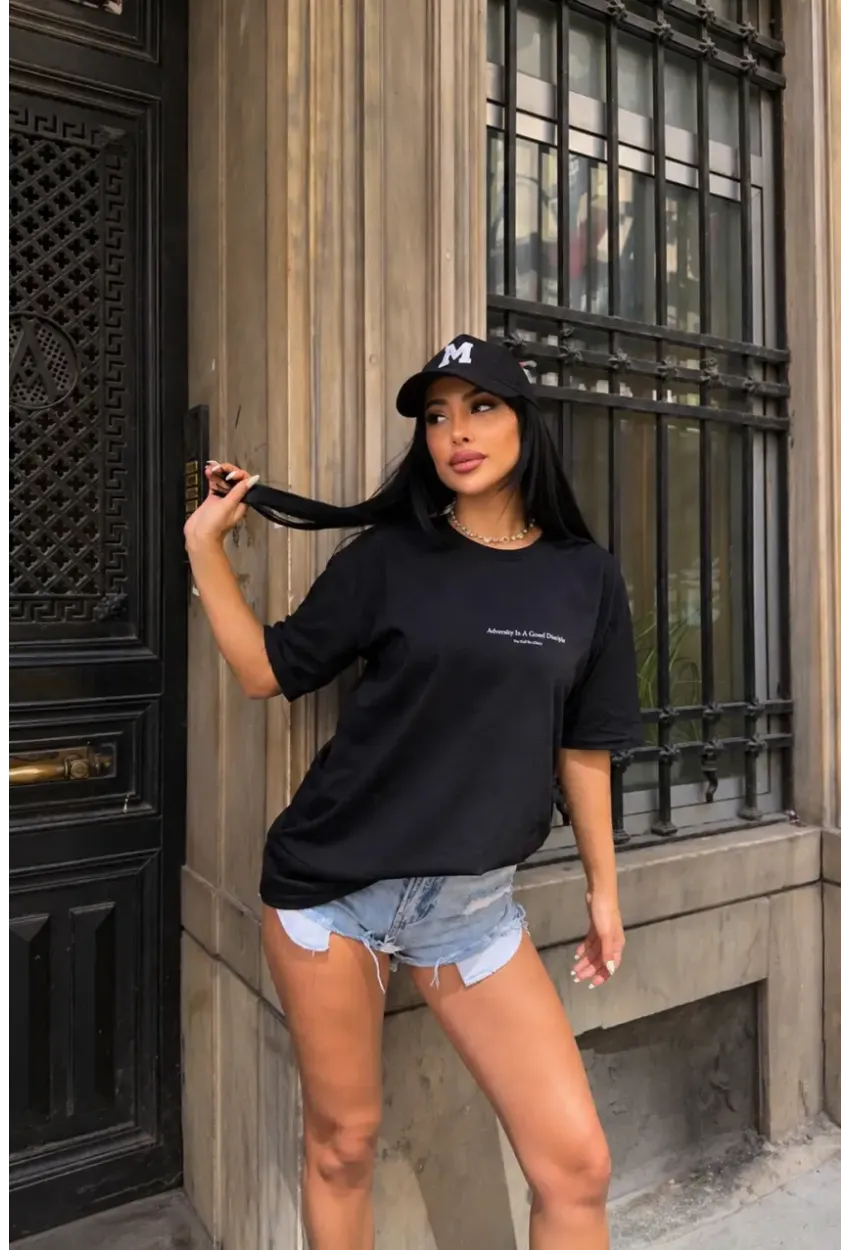 Siyah Minimal Yazı Baskılı Oversize Penye T-Shirt – “Adversity Is A Good Discipline” Tasarım