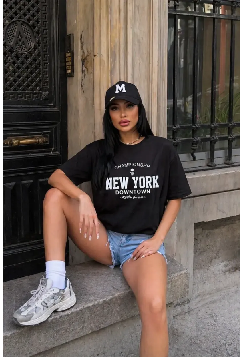 Siyah “New York Downtown” Yazı Baskılı Oversize Penye T-Shirt – Spor & Günlük Stil Tasarım