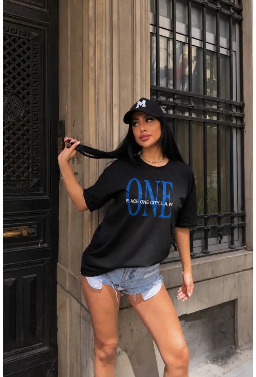 Siyah “ONE” Yazı Baskılı Oversize Penye T-Shirt – Modern Sokak Stili Tasarım