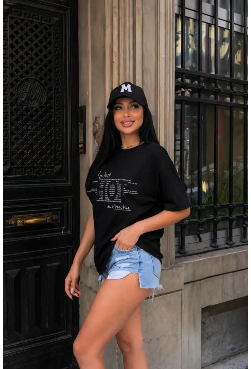 Siyah Yazı Baskılı Oversize Penye T-Shirt – “I’m Just an Attractive Introvert” Tasarım
