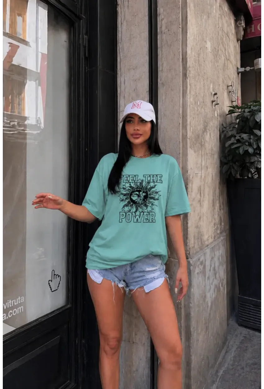 Yeşil Güneş Baskılı Oversize Penye T-Shirt – “The Power” Yazılı Trend Tasarım