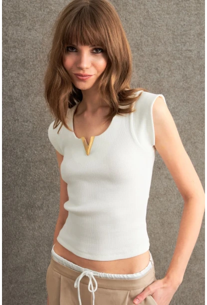 Kadın Ekru Aksesuarlı Kolsuz Bluz RLO101