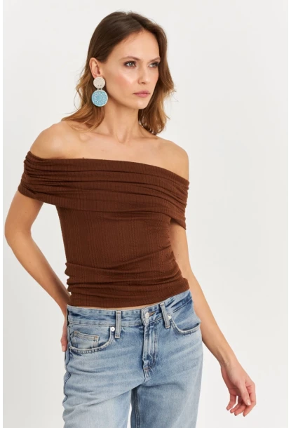 Kadın Kahverengi Kolsuz Madonna Yaka Bluz TF51