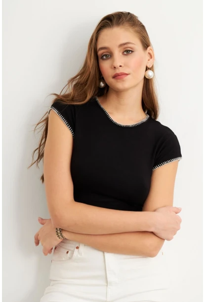 Kadın Siyah Kontrast Dikişli T-Shirt FLU766