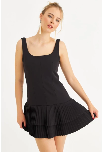 Kadın Siyah Sırt Dekolteli Fırfırlı Şortlu Mini Elbise FRY101