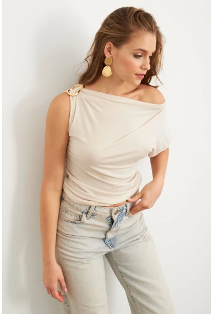 Kadın Vanilya Aksesuarlı Asimetrik Kol Bluz VA102