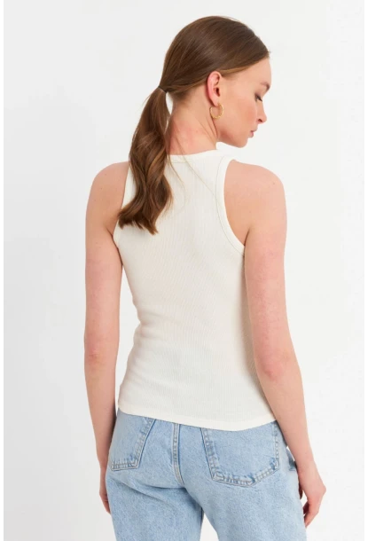 Kadın Beyaz Düğme Detaylı Kolsuz Kaşkorse Bluz TF55