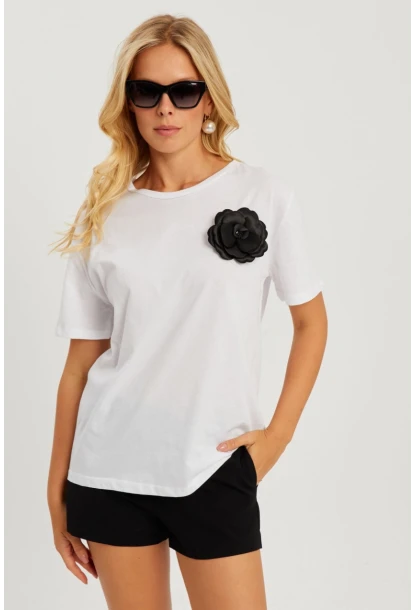 Kadın Beyaz Gül Aksesuarlı T-Shirt SF12721