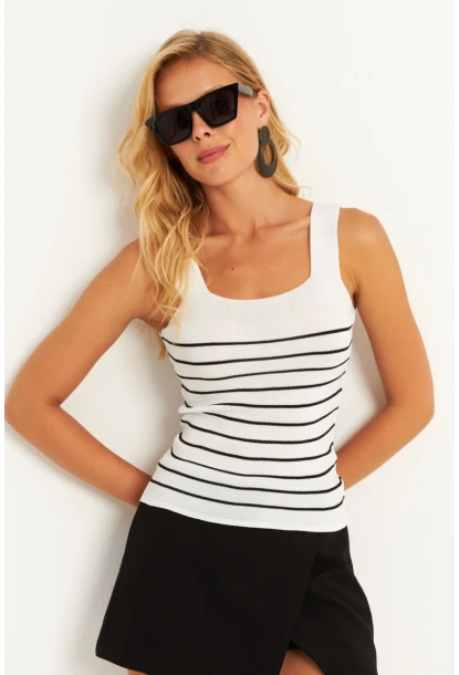 Kadın Beyaz Kare Yaka Çizgili Triko Bluz KAZ15