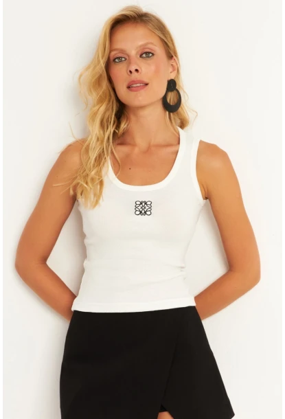 Kadın Beyaz Nakışlı Kaşkorse Bluz MK17