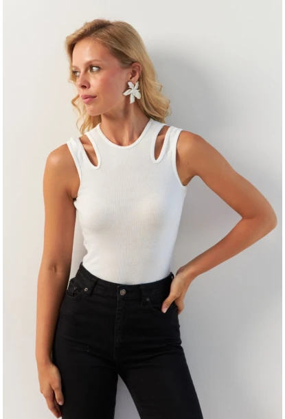 Kadın Beyaz Omuz Pencereli Bluz MK20