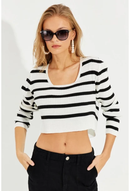 Kadın Beyaz-Siyah Kare Yaka Çizgili Kısa Kazak MİW2061