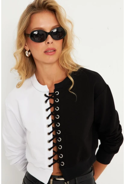 Kadın Beyaz-Siyah Kuşgözlü Kısa Sweatshirt TF02