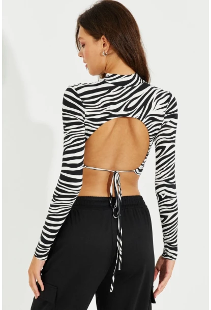 Kadın Beyaz-Siyah Sırtı Açık Zebra Desenli Crop Bluz LPP1232