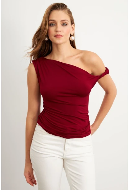 Kadın Bordo Asimetrik Kol Bluz VA100