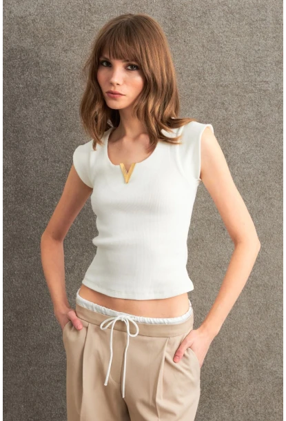 Kadın Ekru Aksesuarlı Kolsuz Bluz RLO101