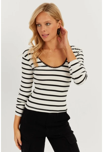 Kadın Ekru Dantel Ve Düğme Detaylı Bluz PP5363