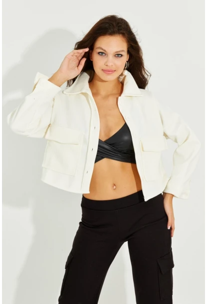 Kadın Ekru Kaşe Cepli Kısa Ceket PP2444