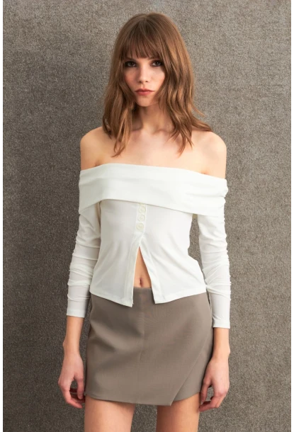 Kadın Ekru Madonna Yaka Yırtmaçlı Crop Bluz ELT4034