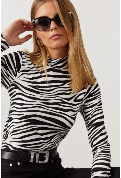 Kadın Ekru-Sıyah Yarım Balıkçı Zebra Desen Bluz LPP1133