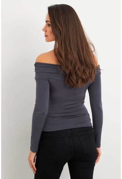 Kadın Gri Halka Aksesuarlı Madonna Yaka Crop Bluz RLO3043