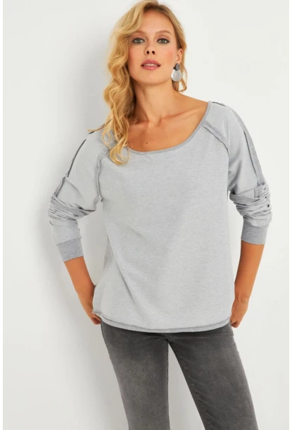 Kadın Gri Kayık Yaka Ters Dikişli Sweatshirt TF10