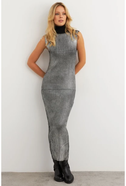 Kadın Gümüş Rengi Varaklı Balıkçı Maxi Elbise RM599