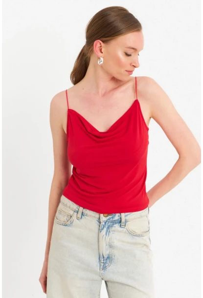 Kadın Kırmızı Degaje Yaka Basic Askılı Bluz YDF101