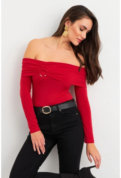 Kadın Kırmızı Halka Aksesuarlı Madonna Yaka Crop Bluz RLO3043