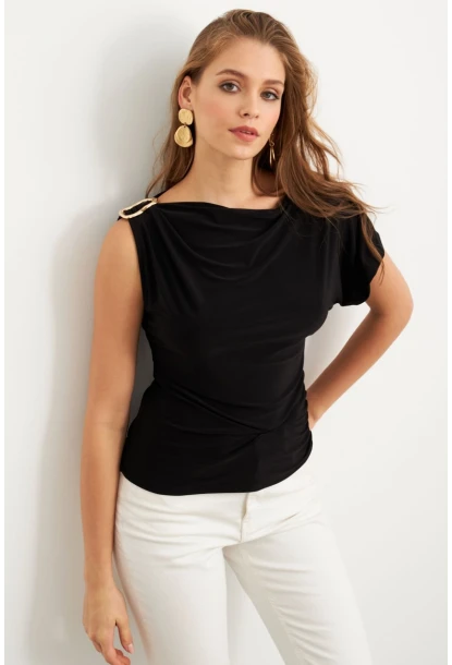 Kadın Siyah Aksesuarlı Asimetrik Kol Bluz VA102