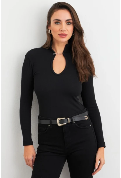 Kadın Siyah Aksesuarlı Pencereli Kaşkorse Bluz EY3032