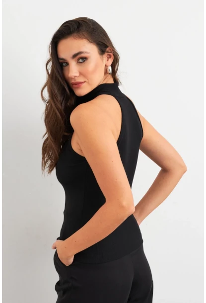 Kadın Siyah Aksesuarlı Pencereli Kolsuz Bluz EY3028