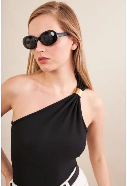 Kadın Siyah Asimetrik Aksesuarlı Bluz FRY2311