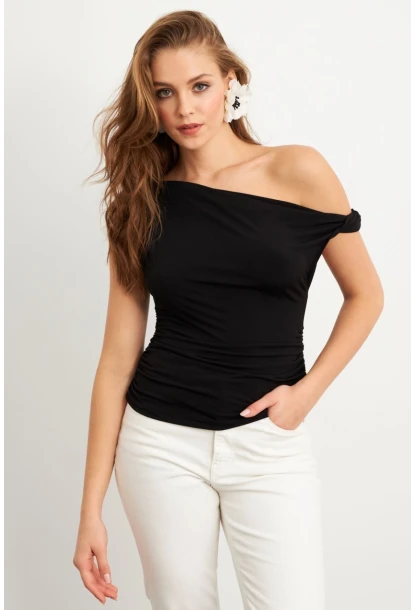 Kadın Siyah Asimetrik Kol Bluz VA100