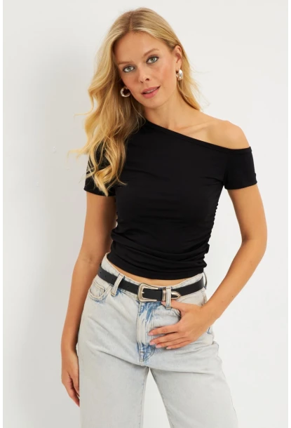 Kadın Siyah Asimetrik Yaka Büzgüllü Bluz DMR332