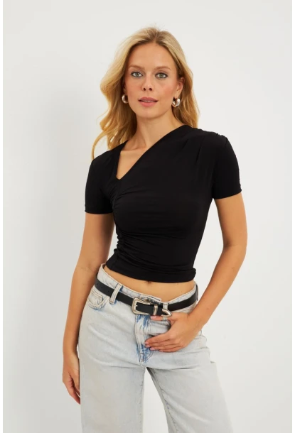 Kadın Siyah Asimetrik Yaka Büzgülü Bluz YZ1081