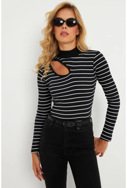 Kadın Siyah-Beyaz Çapraz Yaka Yarım Balıkçı Bluz B1404