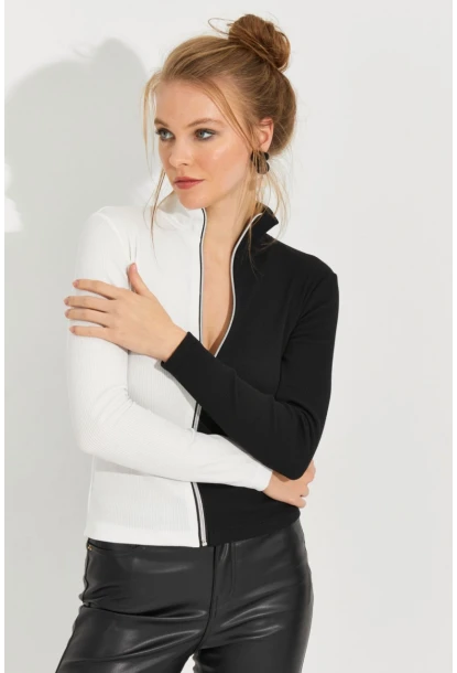 Kadın Siyah-Beyaz Renk Bloklu Kaşkorse Bluz EY2586