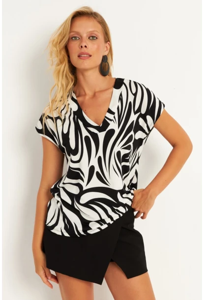 Kadın Siyah-Beyaz Zebra Desenli V Yaka Bluz AYD347