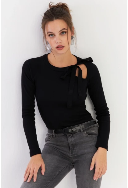 Kadın Siyah Boyun Bağlamalı Kaşkorse Bluz EY2930